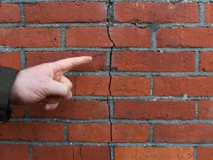 أضرار لحقت بمنزل اثر وقوع زلزال (أرشيف)