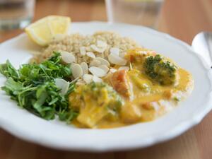 الدجاج بالكاري مع الكينوا والجزر