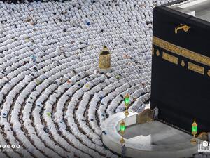 جانب من صلاة العشاء بـالمسجد الحرام في أول ليالي شهر رمضان المبارك