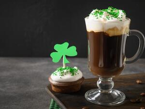 كيفية صنع القهوة الايرلندية في يوم القديس باتريك