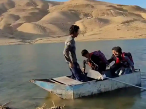 طلاب يعبرون سد الموجب بقارب حديدي في الأردن