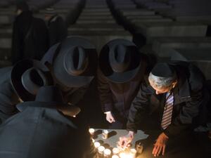 حاخامات يضعون شموعًا تذكارية