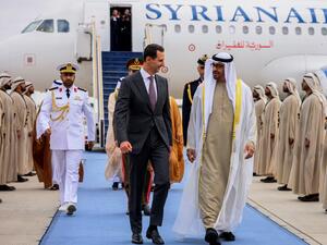 الرئيس الإماراتي الشيخ محمد بن زايد آل نهيان، يستقبل نظيره السوري بشار الأسد (أ ف ب)