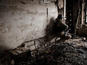 جندي أوكراني يتحصن داخل منزل في "باخموت" (أ ف ب)