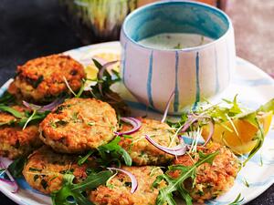 كبة البرغل بالأعشاب مع صلصة زبادي الأفوكادو