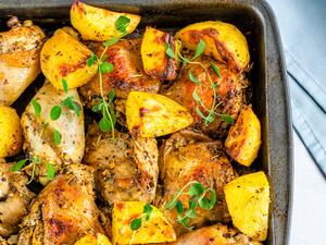 صينية الدجاج مع الخضار على الطريقة اليونانية