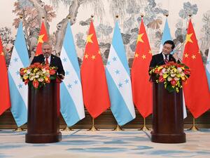 وزير الخارجية الصيني تشين جانج، ونظيره الهندوراسي إدوارد رينا (أ ف ب)