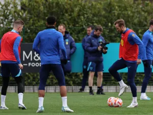 England's striker Harry Kane (2R) and teammates take part in an England football team training session at the Tottenham Hotspur Training Ground, in Enfield, north London on March 25, 2023, the eve of their Euro 2024 qualifier against Ukraine. (Photo by Adrian DENNIS / AFP)