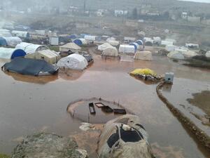 المياه تغمر مئات الخيم في مخيمات النازحين بريف إدلب