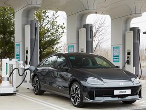 Hyundai Motor Group Shows Newly Developed Automatic Charging Robot for Electric Vehicles