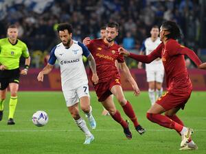 Lazio's Brazilian forward Felipe Anderson (L) and AS Roma's Italian midfielder Bryan Cristante (C) go for the ball during the Italian Serie A football match between AS Rome and Lazio on November 6, 2022 at the Olympic stadium in Rome. (Photo by Tiziana FABI / AFP)