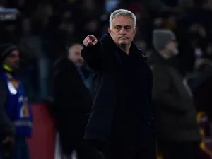 AS Roma's Portuguese coach Jose Mourinho gives instructions during the Italian Serie A football match between AS Roma and Juventus on March 5, 2023 at the Olympic stadium in Rome. (Photo by Filippo MONTEFORTE / AFP)