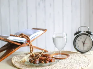 طريقة مبتكرة لتوزيع التمر على مائدة رمضان