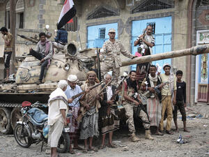 القوات الحوثية تحذر بريطانيا واميركا