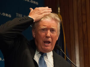 أقيمت حواجز فولاذية يوم الاثنين خارج محكمة مانهاتن الجنائية، حيث يمكن توجيه الاتهام إلى ترامب