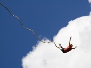 Rope snaps after Thailand tourist bungee jumps