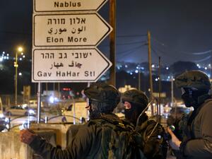 جنود من قوات الإحتلال الاسرائيلي، على مفترق طرق يربط مستوطنات جنوب وشرق نابلس (أ ف ب)