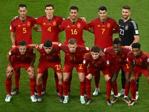 Spain players pose for the team photo prior to the Qatar 2022 World Cup Group E football match between Japan and Spain at the Khalifa International Stadium in Doha on December 1, 2022. (Photo by Jewel SAMAD / AFP)
