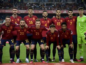 Spain's players pose for a team picture before the start of the UEFA Euro 2024 group A qualification football match between Spain and Norway at La Rosaleda stadium in Malaga on March 25, 2023. (Photo by CRISTINA QUICLER / AFP)