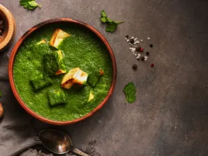 يخنة كاري السبانخ النباتية