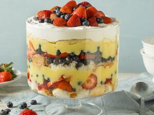 ترايفل عيد الأم بالفراولة والكريمة 