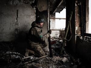 جندي أوكراني يتحصن داخل أحد المنازل المدمر في مدينة باخموت (أ ف ب)