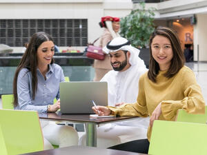 مجموعة الإمارات تتبنى التوازن والعدالة في اليوم العالمي للمرأة