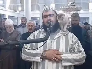 قطة تتسلق جسد الامام الجزائري علي مهساس 