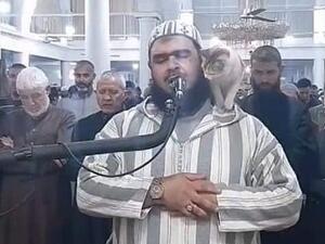 قطة تتسلق جسد الامام الجزائري علي مهساس 