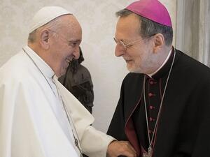 عميد دائرة الكنائس الشرقية المطران كلاوديو غوجيروتي (يمين)