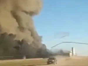 لم يعرف مصدر الحريق ووصف ميلر ان الانفجار مروع 