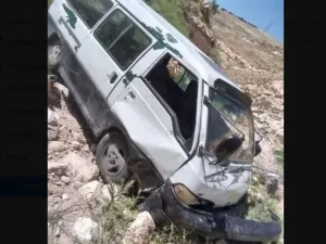 اردني يرمي بسيارته بعد مخالفة سير