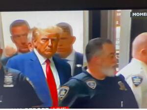  اولى لقطات دخول الرئيس الاميركي السابق دونالد ترامب الى قاعة المحكمة 