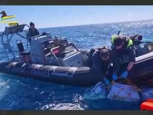 عشرات الصناديق التي عبئت بالكوكايين عائمة على سطح المياه