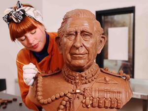 تمثال من الشوكولاتة للملك تشارلز الثالث