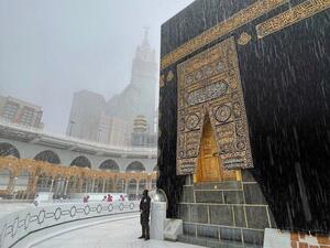هطول الأمطار على المعتمرين في الحرمين الشريفين