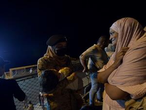 مجندة سعودية تساعد مسنة أجليت من السودان