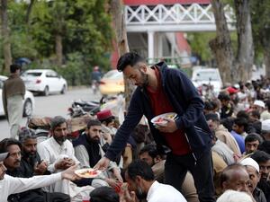 موائد الإفطار تملأ شوارع إسلام آباد في باكستان