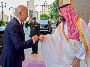 مصافحة بقبضة اليد بين جو بايدن وبن سلمان