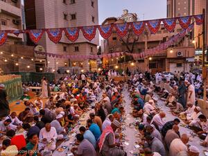 لحظات الإفطار من الشارع الرمضاني بمكة المكرمة 