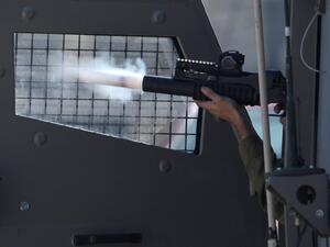 جندي اسرائيلي يطلق الغاز على الفلسطينيين