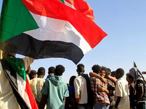 الدعم السريع اصبحت مهمتها التجارة بالذهب وتنمية ثروات البشير وحميدتي 