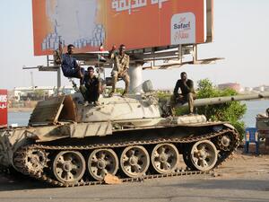 جنود من الجيش السوداني موالون للبرهان يجلسون فوق دبابة