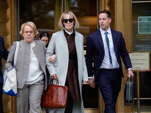Writer E. Jean Carroll (C) leaves the Manhattan Federal Court in New York on April 25, 2023, as jury selection is set to begin in the defamation case against former US President Donald Trump brought by Carroll, who accused him of raping her in the 1990s. (Photo by KENA BETANCUR / AFP)