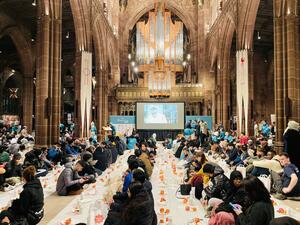 رفع أذان المغرب داخل كنيسة مانشستر