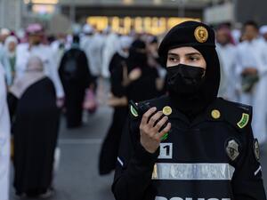 مجندات وزارة الداخلية في خدمة ضيوف الرحمن.