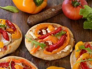 ميني بيتزا بالفلفل الحلو وجبن الماعز