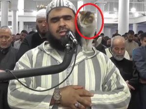 قطة تقتحم المحراب وتصعد على كتف الإمام