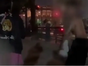 شاب يتحرش بسائحة أجنبية ويخلع ملابسه أمامها