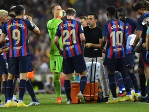 Barcelona's Spanish coach Xavi talks to players during the Spanish league football match between FC Barcelona and Rayo Vallecano de Madrid at the Camp Nou stadium in Barcelona on August 13, 2022. (Photo by Pau BARRENA / AFP)